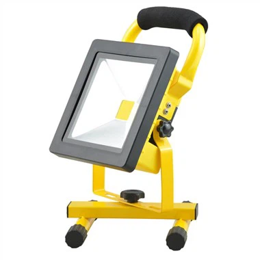 Luz de trabajo LED recargable resistente a la intemperie de 800 lm